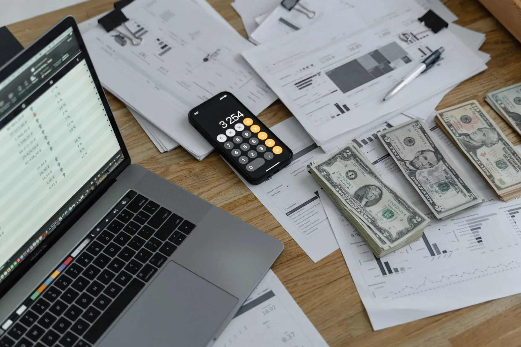 Gráficos e anotações financeiras sobre a mesa