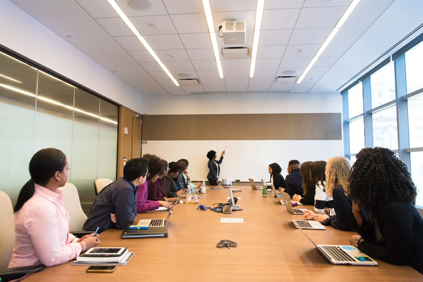 Sala de reunião com profissionais em treinamento
