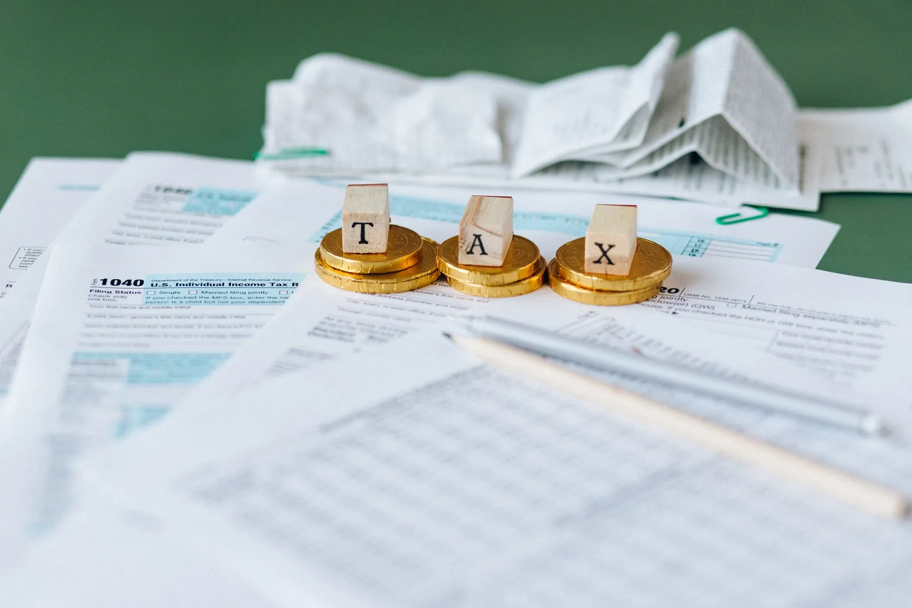 Blocos com a palavra TAX sobre documentos fiscais